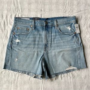 GAP Women’s 4 inch shorts. NWT.